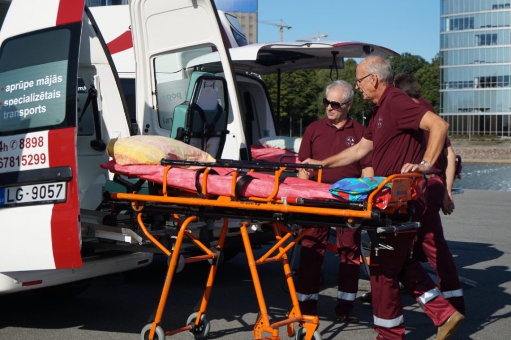 specializētais transports - gulošu un sēdošu cilvēku pārvadāšana